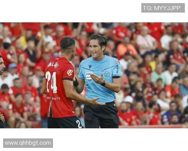 欧冠焦点战巴萨与曼城互交白卷争议判罚引发全场热议